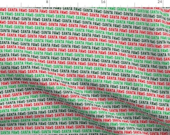 Può includere: Tessuto bianco con un motivo ripetuto delle parole "Santa Paws" in rosso, verde e nero. Le parole sono scritte in uno stile di scrittura a mano giocoso.