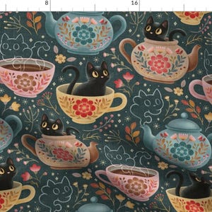 Puede incluir: Un fondo azul verdoso con un patrón repetido de gatos negros sentados en tazas de té y teteras con diseños florales. Las tazas de té y las teteras son de varios colores, incluyendo rosa, azul y amarillo.