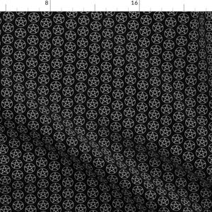 Peut inclure: Tissu noir avec un motif répétitif de pentagrammes blancs. Les pentagrammes sont espacés uniformément, créant un design symétrique. Le tissu a un léger éclat et le motif est clairement défini.