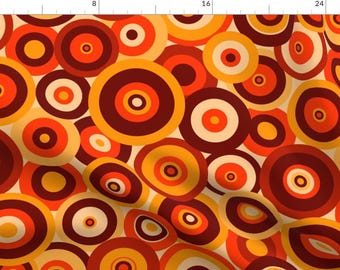 Może przedstawiać: Wzór bez szwów z retro designem nakładających się kół w odcieniach pomarańczowego, czerwonego, brązowego i żółtego. Koła mają koncentryczne pierścienie, tworząc wizualnie dynamiczny i kolorowy wzór.