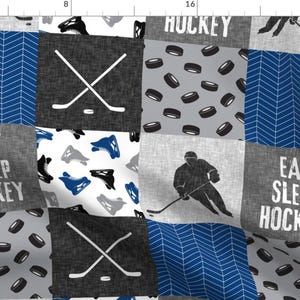 Könnte beinhalten: Ein Patchwork-Stoffdesign mit Hockey-Thema. Der Stoff enthält Hockeyschläger, Pucks, Schlittschuhe und den Text "Eat Sleep Hockey". Der Stoff ist in den Farben Blau, Grau und Weiß gehalten.
