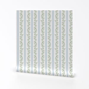 Carta da parati rimovibile adesiva e staccabile a strisce verde salvia - Regency Cottagecore Soft Blue - Decorazione murale - Libby Stripe di danika_herrick