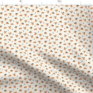Könnte beinhalten: Ein nahtloses Muster mit einem sich wiederholenden Design aus kleinen orangen Kreisen mit grünen Blättern auf cremefarbenem Hintergrund.