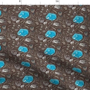 以下が含まれることがあります： 青と茶色の繰り返し模様が特徴のシームレスパターン。パターンには、円、正方形、三角形など、さまざまな形が含まれています。背景は濃い茶色で、形は薄い青色です。