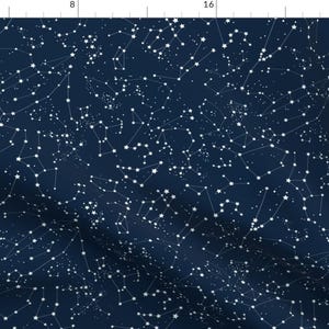 Könnte beinhalten: Ein marineblauer Stoff mit einem weißen Sternenbildmuster. Der Stoff ist mit Sternen und Sternbildern bedeckt, was ein himmlisches Design ergibt.