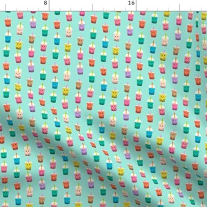 Op de afbeelding: Een naadloos patroon met een herhalend ontwerp van kleurrijke boba-theebekers met glimlachende gezichten op een lichtblauwe achtergrond.