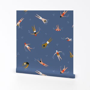 Carta da parati adesiva per il nuoto - Cute Swimmers di Alenkakarabanova - Rotolo di carta da parati autoadesiva rimovibile multirazziale blu per l'estate con piscina di Spoonflower
