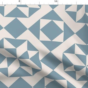 Könnte beinhalten: Ein nahtloses Muster mit einem geometrischen Design aus abwechselnden blauen und weißen Quadraten und Dreiecken. Das Muster wiederholt sich über das gesamte Bild.