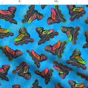 Könnte beinhalten: Ein sich wiederholendes Muster aus bunten Rollschuhen auf blauem Hintergrund mit weißem Punktmuster. Die Rollschuhe sind in verschiedenen Farbtönen von Grün, Orange, Pink und Schwarz.