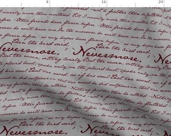 Op de afbeelding: Een grijze en witte stof met een herhalend patroon van handschrift in rood. De tekst bevat de zin "Nevermore", die meerdere keren wordt herhaald.
