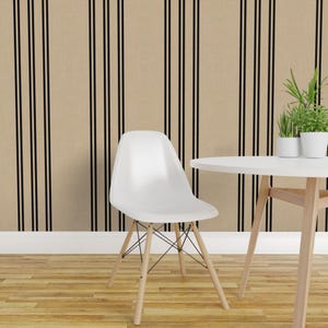 Carta da parati adesiva Coastal Stripe - Strisce a quadri kaki e nere - Decorazione murale rimovibile - Strisce Egeo color beige di holli_zollinger