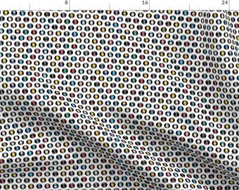 Könnte beinhalten: Ein weißer Hintergrund mit einem sich wiederholenden Muster aus kleinen, bunten Kreisen. Jeder Kreis hat einen schwarzen Umriss und eine andere Farbe im Inneren, wie Rot, Blau, Grün, Gelb und Lila.