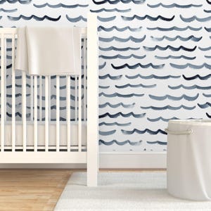 Papel pintado náutico - Olas del océano de Anniemontgomerydesign - Papel pintado autoadhesivo removible con diseño de agua azul y blanca de Spoonflower. imagen 6
