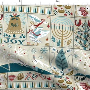 Op de afbeelding: Een beige stof met een herhalend patroon van kerstsymbolen. Het patroon bevat een kerstboom, een menorah, een bel met het woord "Noël" erop, een gans, een konijn en de woorden "Vreugde" en "Vrolijk".