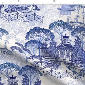 Op de afbeelding: Blauw-witte stof met een herhalend patroon van Chinese pagodes, bruggen, bomen en bloemen. Het ontwerp doet denken aan traditioneel blauw-wit porselein.