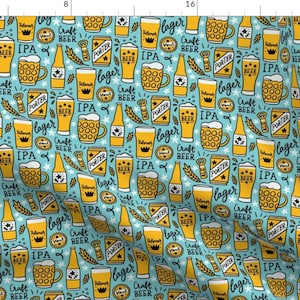 Op de afbeelding: Een naadloos patroon met verschillende biergerelateerde illustraties in geel op een lichtblauwe achtergrond. De illustraties omvatten bierglazen, flessen, blikjes en tekst zoals "IPA", "Lager", "Craft Beer" en "Porter".