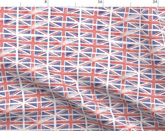 Könnte beinhalten: Ein sich wiederholendes Muster aus roten, weißen und blauen Union-Jack-Flaggen. Die Flaggen sind in Aquarelltechnik gemalt, was ihnen einen leicht verblassten und abgenutzten Look verleiht.