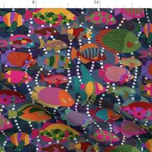 Peut inclure: Un motif de tissu coloré avec un motif répétitif de poissons stylisés dans différentes couleurs, notamment le rouge, l'orange, le jaune, le vert, le bleu, le violet et le rose. Les poissons nagent sur un fond bleu foncé avec des points blancs.
