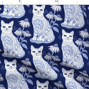 以下が含まれることがあります： 濃い青色の背景に、青い花柄の白い猫が描かれたシームレスなパターン。猫は座っていて、白い花に囲まれています。