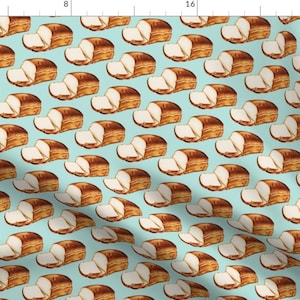 Puede incluir: Un patrón sin costuras que presenta un diseño repetitivo de pan blanco rebanado sobre un fondo azul claro.