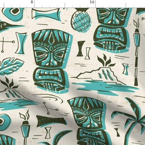 Op de afbeelding: Een naadloos patroon met verschillende tiki-thema illustraties, waaronder tiki-goden, palmbomen, vulkanen en een marlijn. De illustraties zijn in tinten groen, blauw en bruin op een crèmekleurige achtergrond.
