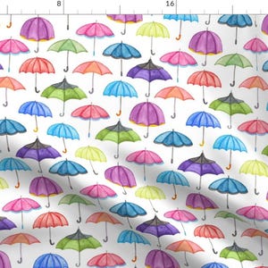Op de afbeelding: Een naadloos patroon met aquarel illustraties van kleurrijke paraplu's op een witte achtergrond. De paraplu's zijn in verschillende tinten blauw, groen, paars, roze en geel.