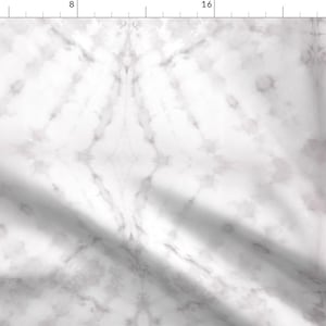 Peut inclure: Tissu en marbre blanc avec un motif de veines grises subtiles. Le tissu a une texture douce et lisse et une apparence légèrement froissée.