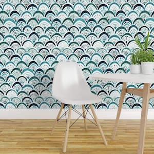 Papel pintado de sirenas - Laguna de las Sirenas de Crystal Walen - Rollo de papel pintado autoadhesivo removible con estampado personalizado de vieiras azules de Spoonflower