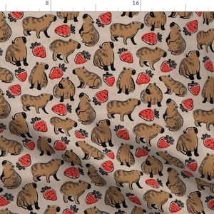 Könnte beinhalten: Ein beigefarbener Stoff mit einem sich wiederholenden Muster aus braunen Capybaras und roten Erdbeeren. Die Capybaras sind im Cartoon-Stil gezeichnet und in verschiedenen Posen. Die Erdbeeren sind ebenfalls im Cartoon-Stil gezeichnet und befinden sich in verschiedenen Reifegraden.