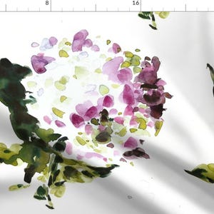 Könnte beinhalten: Aquarellmalerei einer weißen Blume mit rosa und grünen Akzenten. Die Blume ist in einem lockeren, abstrakten Stil gemalt.