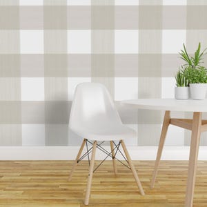 Behang met buffelruitpatroon - Putty 6" Buffalo Plaid van Danika Herrick - Op maat bedrukte, verwijderbare, zelfklevende behangrol van Spoonflower afbeelding 1