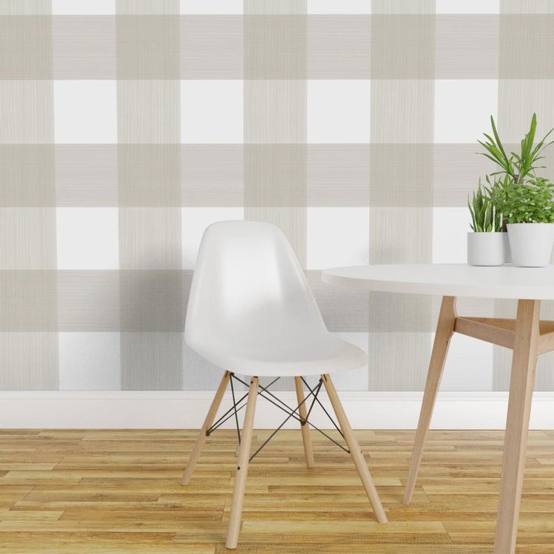 Behang met buffelruitpatroon - Putty 6" Buffalo Plaid van Danika Herrick - Op maat bedrukte, verwijderbare, zelfklevende behangrol van Spoonflower afbeelding 1