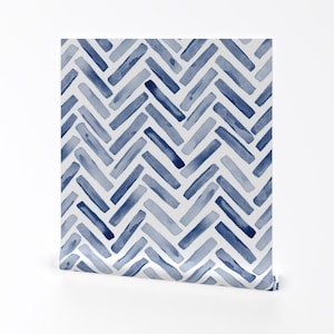 Chevron Tapete - Inidgo Blue Painted Chevron Von Erin Kendal -Blau-weiße Fischgrätenmuster Abnehmbare selbstklebende Tapetenrolle von Spoonflower