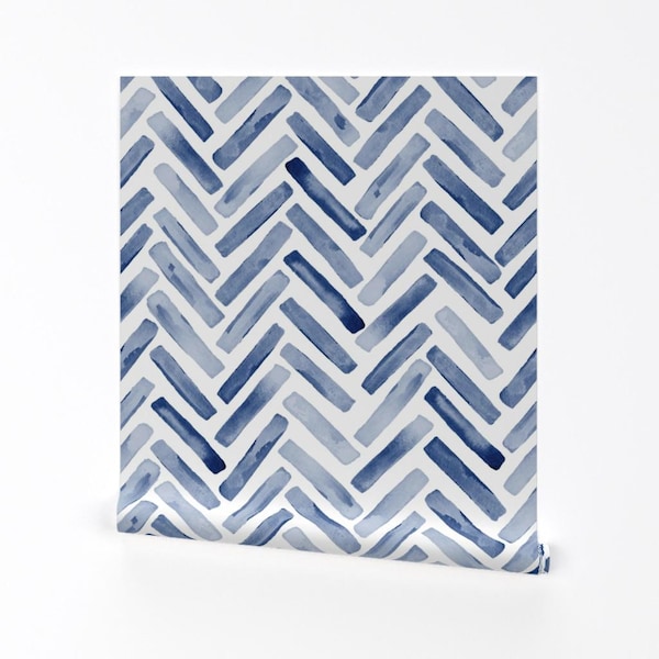 Papel pintado Chevron - Inidgo Blue Painted Chevron de Erin Kendal - Rollo de papel pintado autoadhesivo removible con diseño de espiga azul y blanco de Spoonflower
