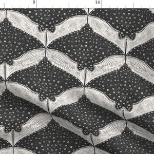 Peut inclure: Tissu noir et blanc avec un motif répété de silhouettes de raies stylisées. Les raies sont soulignées en blanc et ont une texture en pointillés. Le fond est noir.