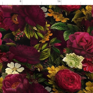 Puede incluir: Un patrón sin costuras que presenta un fondo oscuro con una variedad de flores de color burdeos, rojo y blanco. Las flores están dispuestas en un patrón aleatorio y están rodeadas de hojas verdes.