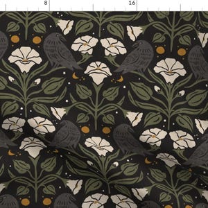 Könnte beinhalten: Ein Stoffmuster mit einem sich wiederholenden Design aus schwarzen Krähen, weißen Blumen und grünen Blättern auf schwarzem Grund. Kleine goldene Kreise und Mondsichelformen sind über die botanische und vogelartige Illustration verteilt.