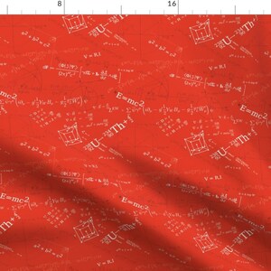 Może przedstawiać: Czerwony materiał z białym wzorem matematycznych równań i wzorów. Równania obejmują E=mc2, U-Th i V=RI. Materiał ma fakturowaną powierzchnię.