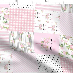 Puede incluir: Una tela de patchwork rosa y blanca con una variedad de patrones, incluyendo rayas, lunares, cuadros y diseños florales. La tela presenta una cara de unicornio con flores.