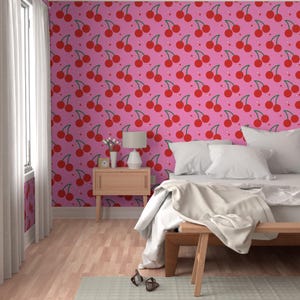 ピンクの壁紙 - Cherry Bomb by Circa78designs - Spoonflowerによるピンクのチェリー柄カスタムプリント剥がせる粘着壁紙ロール 画像 5