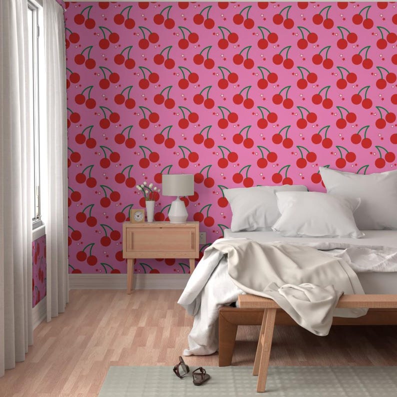 ピンクの壁紙 - Cherry Bomb by Circa78designs - Spoonflowerによるピンクのチェリー柄カスタムプリント剥がせる粘着壁紙ロール 画像 5