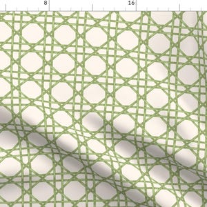 Puede incluir: Un patrón sin costuras de líneas verdes tejidas sobre un fondo blanco. Las líneas crean una cuadrícula de cuadrados y diamantes.
