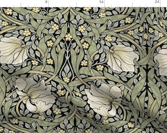 Puede incluir: Un fondo negro con un patrón repetitivo de flores blancas, hojas verdes y flores amarillas. El diseño recuerda al estilo Art Nouveau.