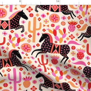 Puede incluir: Un patrón sin costuras que presenta caballos negros con diseños geométricos rosas, rojos y naranjas, cactus y otros motivos del suroeste sobre un fondo crema.