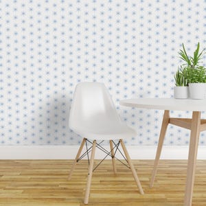 Carta da parati adesiva Farmhouse Stars - Stelle semplici, minimaliste, blu e bianche - Decorazione murale rimovibile - Stelle azzurre di danika_herrick