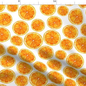 Könnte beinhalten: Ein nahtloses Muster mit Aquarell-Illustrationen von Orangenscheiben auf weißem Hintergrund. Die Orangenscheiben sind in einem sich wiederholenden Muster angeordnet, wobei sich einige Scheiben überlappen.