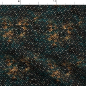 Puede incluir: Un patrón sin costuras que presenta un diseño de escamas de color azul verdoso oscuro y dorado. Las escamas están dispuestas en un patrón repetitivo, creando un aspecto texturizado e intrincado. El fondo es de color azul verdoso oscuro, y las escamas son de color dorado metálico.