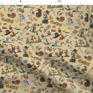 Peut inclure: Un tissu beige avec un motif répétitif d'escargots, de personnes et d'autres créatures fantastiques. Le motif est de style médiéval, avec des couleurs vives et des détails complexes.