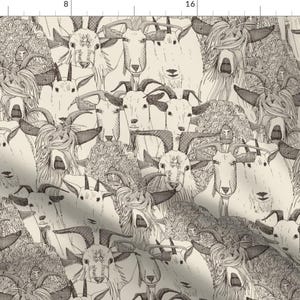Può includere: Uno schema senza cuciture che presenta un'illustrazione in bianco e nero di un gruppo di capre. Le capre sono disegnate in uno stile dettagliato e realistico, con la loro pelliccia, le corna e i volti chiaramente visibili. Lo schema è su uno sfondo beige chiaro.