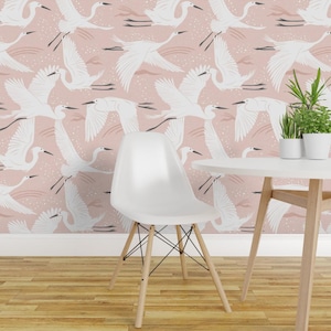 Behang met vliegende vogels - Zwevende vleugels van Heatherdutton - Roze kraanvogels, nautisch, verwijderbaar, zelfklevend behang op rol van Spoonflower